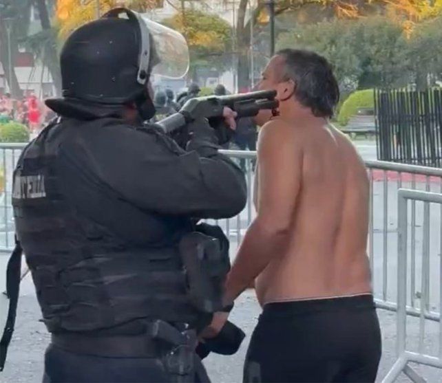 El policía y el hincha discutieron en una escena alarmante.