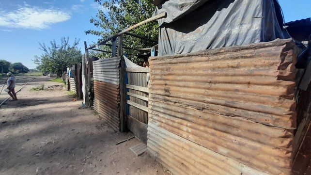 La humilde casilla donde residía junto a su pareja y sus hijos el joven asesinado.&nbsp;