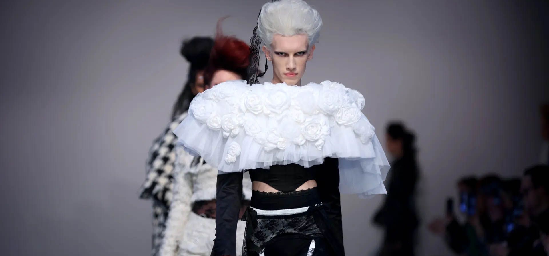 Una modelo en la pasarela del desfile de Yuhan Wang durante la semana de la moda, Londres, Inglaterra. Fotografía: Cameron Smith/BFC/Getty Images Una modelo en la pasarela del desfile de Yuhan Wang durante la semana de la moda, Londres, Inglaterra. Fotografía: Cameron Smith/BFC/Getty Images