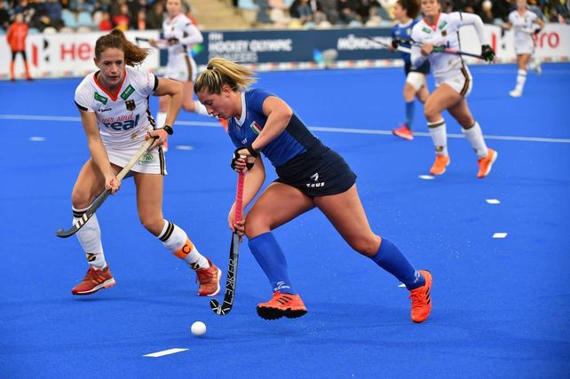 Cande Carosso integra el seleccionado italiano de hockey.