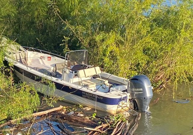 La lancha en la que se sospecha que era transportada la cocaína hallada en el río Paraná. 