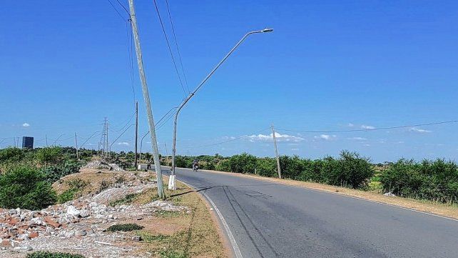 Luminarias que no funcionan en el acceso al barrio Alto Verde.