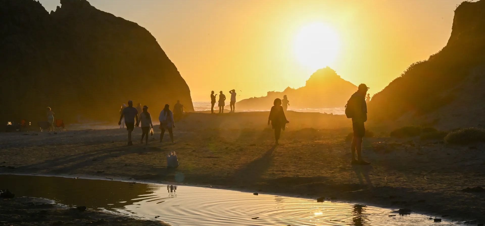 Big Sur, Estados Unidos. El sol se pone en Pfeiffer Beach en Big Sur, en la costa central de California. Fotografía: Agencia Anadolu/Getty Images Big Sur, Estados Unidos. El sol se pone en Pfeiffer Beach en Big Sur, en la costa central de California. Fotografía: Agencia Anadolu/Getty Images