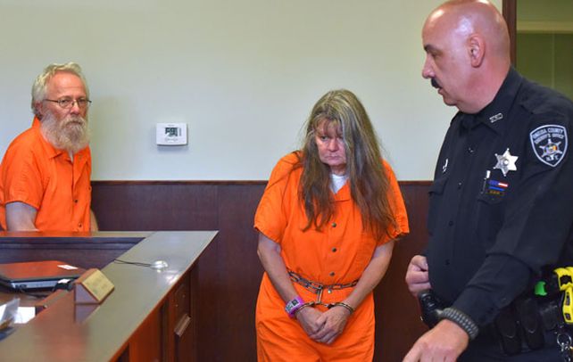 Audiencia. Bruce y Deborah Leonard luego de ser arrestados.