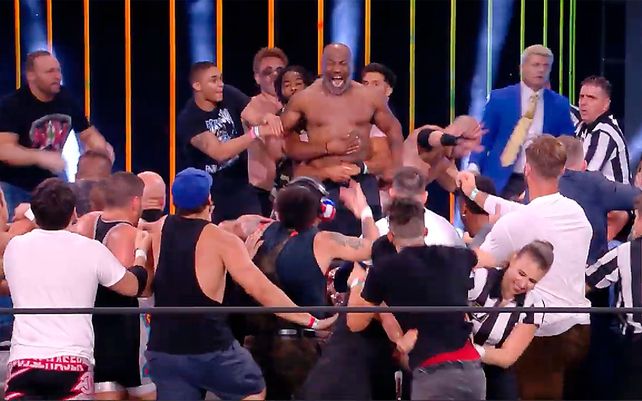 Tyson se subió al ring y repartió piñas para todos lados