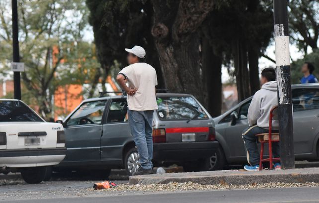 Demorados. Dos cuidacoches extorsionaron a un automovilista en pleno microcentro. 