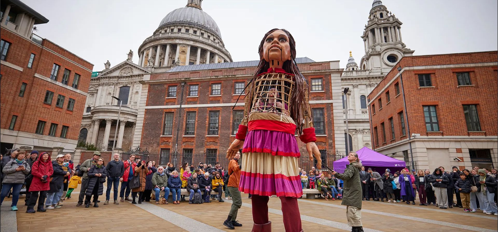 Little Amal, una marioneta de 12 pies de un refugiado sirio de 10 años que se ha convertido en un símbolo mundial de los derechos humanos, especialmente los de los refugiados, visita la Plaza Paternoster, en Londres, Reino Unido. Fotografía: David Levene/The Guardian