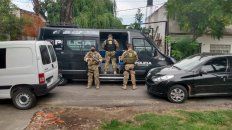 Efectivos de la Tropa de Operaciones Especiales en uno de los domicilios allanados. Efectivos de la Tropa de Operaciones Especiales en uno de los domicilios allanados.
