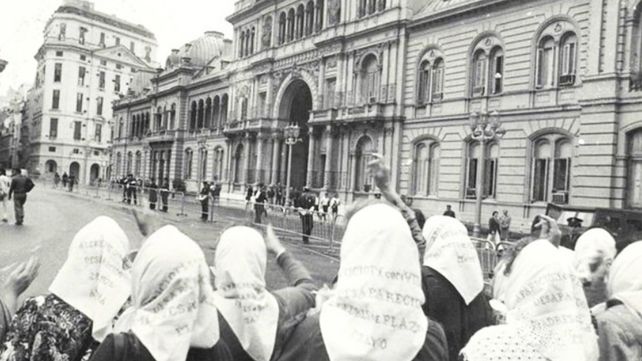 &nbsp;Madres de Plaza de Mayo: homenaje a 45 años de su primera ronda