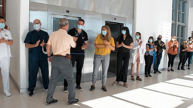 Así fue el emotivo regreso al hospital del director de Iturraspe tras recuperarse de Covid-19