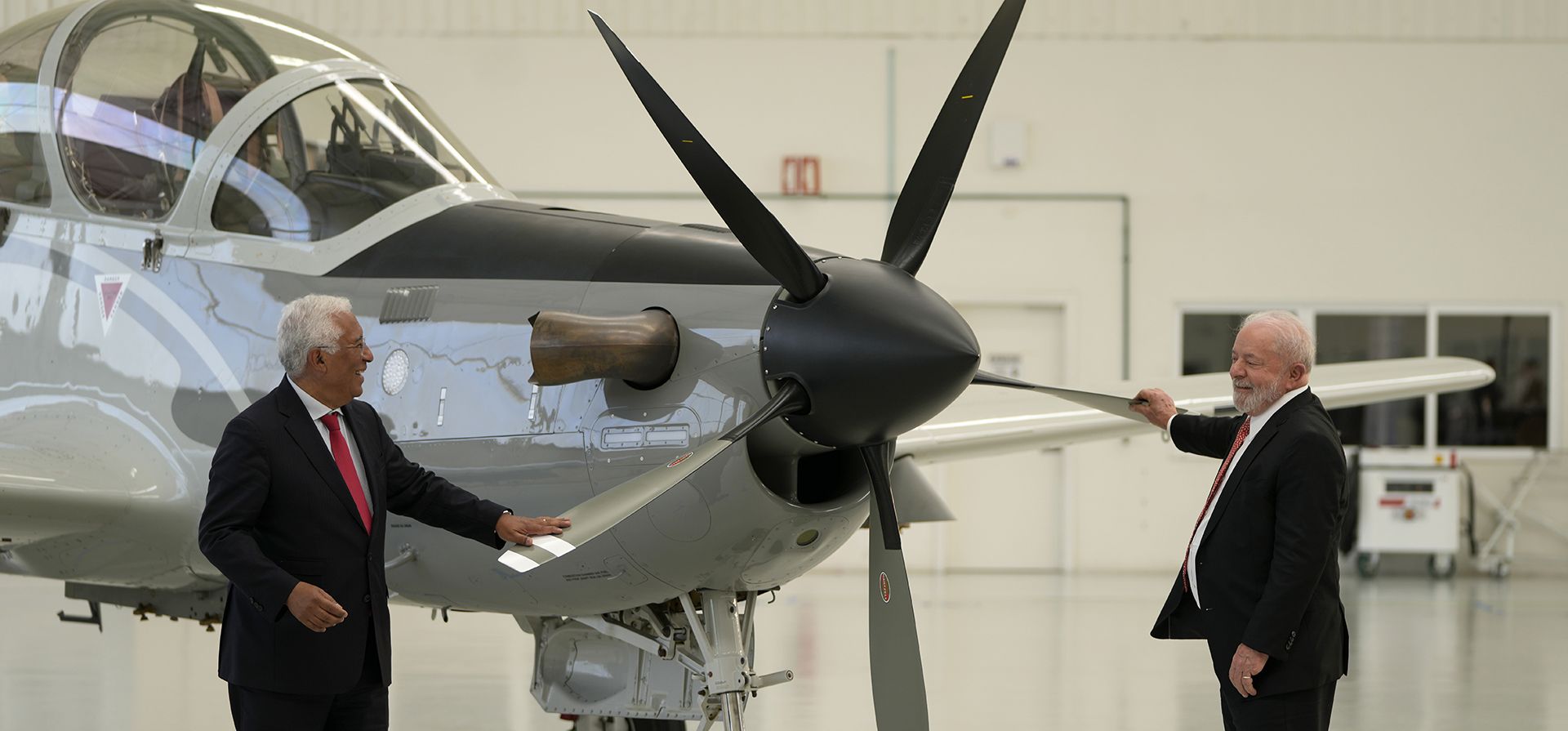 El presidente brasileño, Luis Inácio Lula da Silva, y el primer ministro portugués, Antonio Costa, observan de cerca un avión Embraer EMB 314 Super Tucano en el fabricante de aviones Embraer-OGMA en Alverca, en las afueras de Lisboa, el lunes 24 de abril de 2023. Lula está en Lisboa para una visita de estado de cuatro días a Portugal. (Foto AP/Armando Franca)