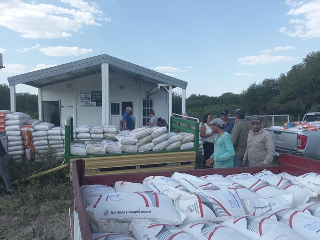 Ayuda. El Ministerio de Producción de la provincia entregó bolsas de alimento balanceado a la cooperativa de la cuña boscosa.