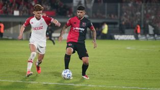 La manija de Newells. Banega maniobra ante el acoso del Colo Gil.