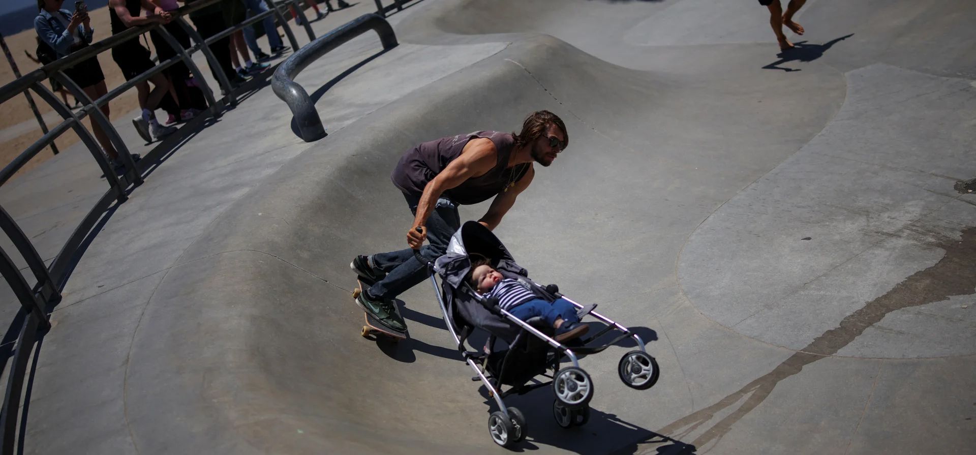 Un skater monta en el skatepark de Venecia con una muñeca en un cochecito para un vídeo en las redes sociales, Los Ángeles, Estados Unidos. Fotografía: Daniel Cole/Reuters Un skater monta en el skatepark de Venecia con una muñeca en un cochecito para un vídeo en las redes sociales, Los Ángeles, Estados Unidos. Fotografía: Daniel Cole/Reuters
