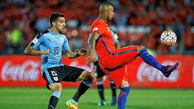 Chile debe ganarle a Uruguay y aguardar un par de resultados favorables para ir al repechaje.