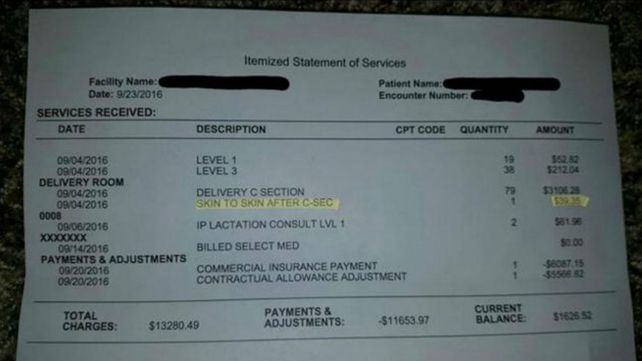 Les cobraron un plus en un hospital por tener en brazos a su hijo recién nacido