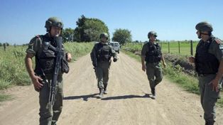 Más de 500 efectivos en un intenso operativo en campos santafesinos para dar con los prófugos del triple crimen