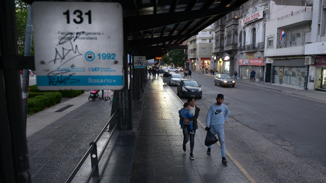&nbsp;De a pie. De los &uacute;ltimos 120 d&iacute;as hubo 68 de paro de colectivos en Rosario por falta de pago de los salarios a los choferes.