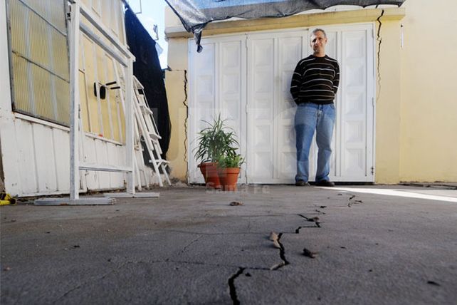 Barrio Mayoraz: se hunde la estación cloacal y otra casa se desmorona
