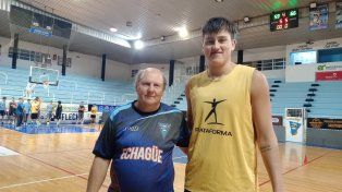 Nicolas Gil Paz junto al entrenador de Echagüe, Oscar Cachi Bonell.