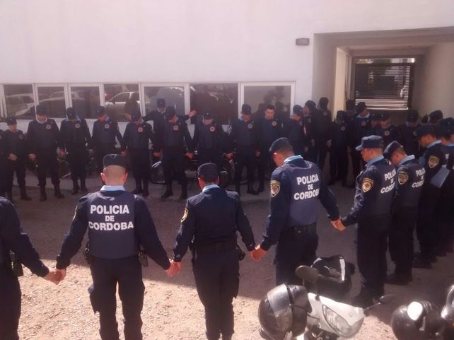 La foto de policías rezando antes de salir a patrullar, viral en las redes sociales