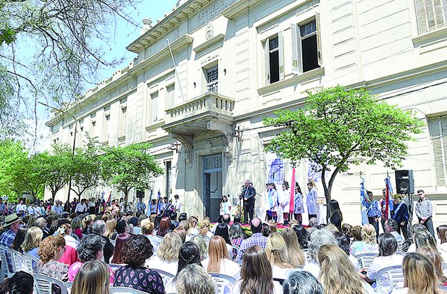 Emoción. Alumnos y exalumnos compartieron recuerdos y rindieron homenaje a tan larga trayectoria educando.