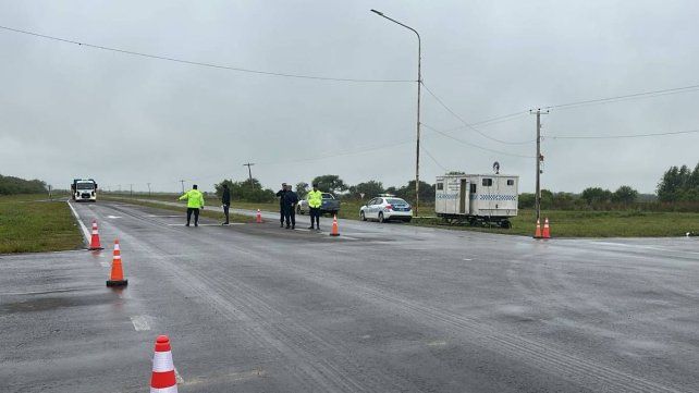 Vecinos autoconvocados se reunieron en el cruce de las rutas para visibilizar el reclamo por mejoras en seguridad vial. El viernes hubo un choque fatal en la zona.