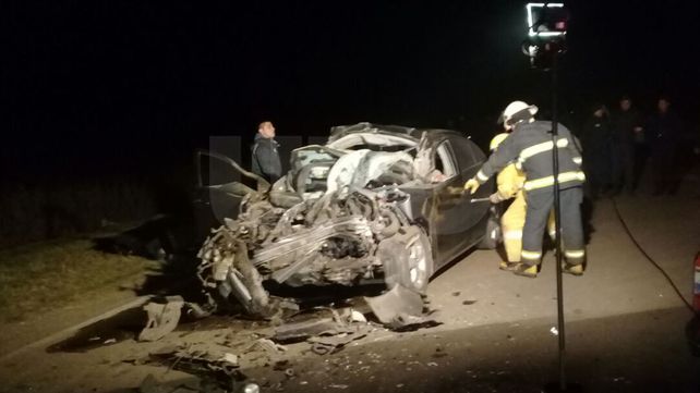 Murieron dos hombres que chocaron su auto contra un camión