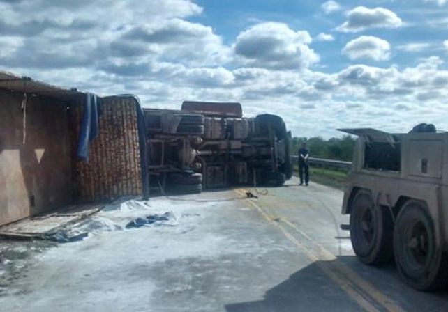 Tumbó un camión en ruta 70