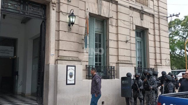 Traslado de presos de las dependencias policiales a la cárcel de Las Flores.