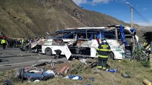 El choque de un colectivo causó 24 víctimas fatales