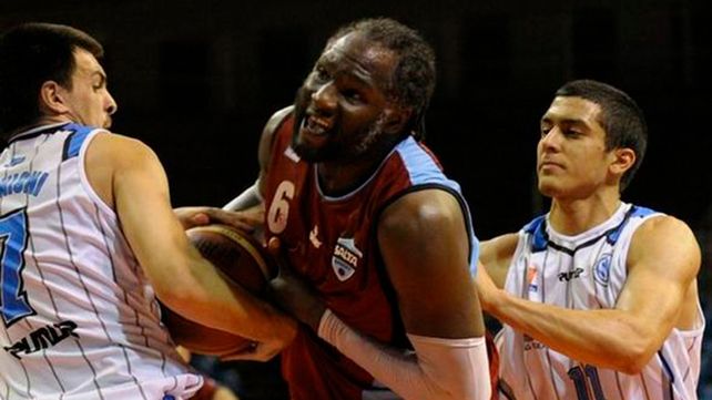 Un basquetbolista estadounidense hizo la fila en Salta para cobrar el IFE