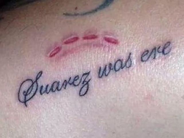 La mordida de Suárez: en tatuaje y con error ortográfico