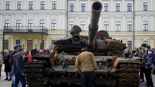 El público ante un tanque ruso destruido exhibido en el centro de Kiev, Ucrania.&nbsp;