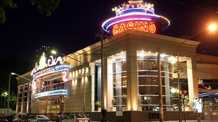 Una pareja de Mendoza dejó a su bebé encerrado en el auto para ir al casino