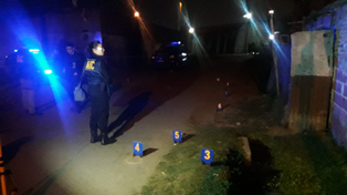 Personal policial trabaja en la zona de Cavia al 1200, tras la sangrienta balacera con dos muertos y dos heridos, entre ellos un nene de 9 años.