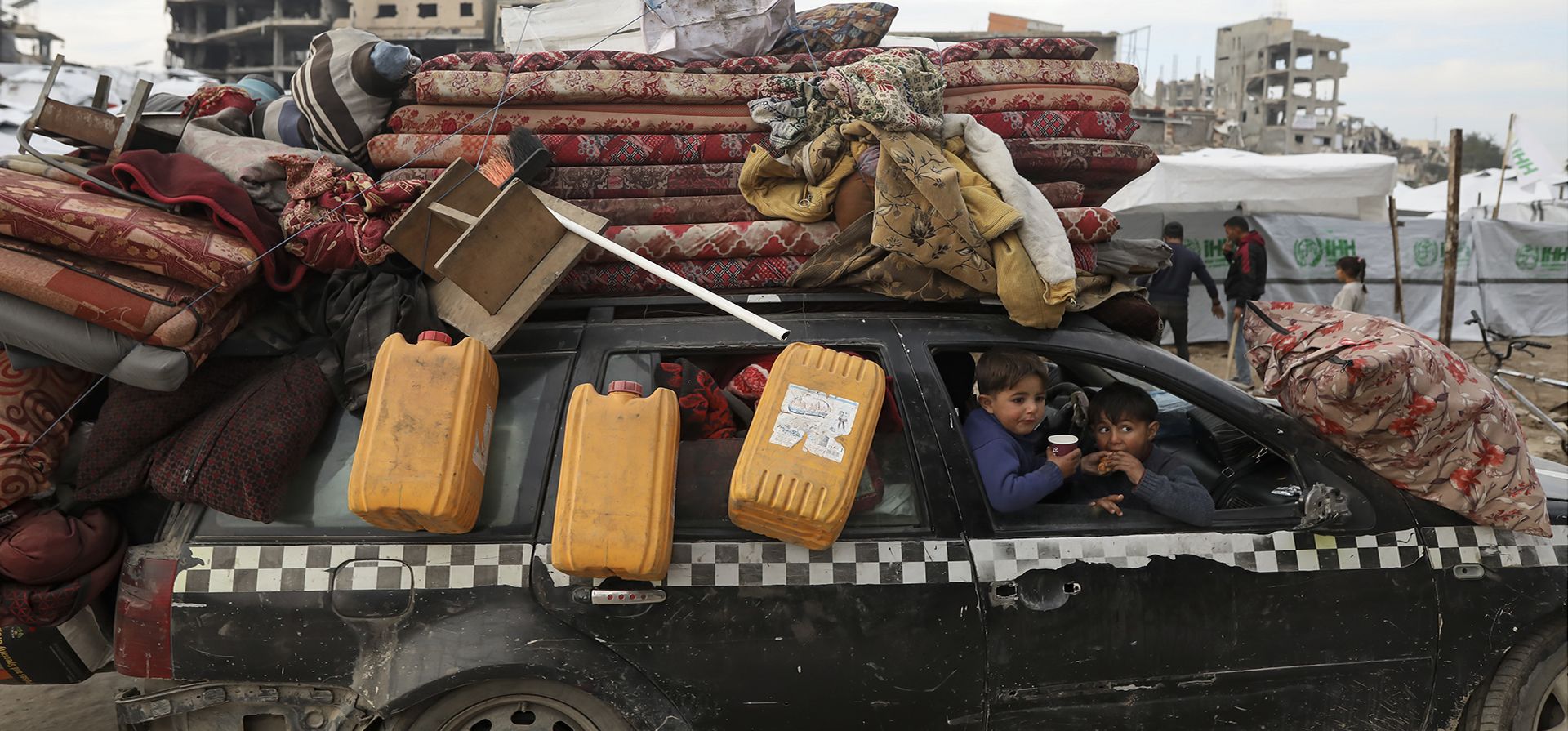 Palestinos desplazados llegan al norte de la Franja de Gaza, luego de la decisión de Israel de permitir que miles de ellos regresen por primera vez desde las primeras semanas de la guerra de 15 meses con Hamas, el martes 28 de enero de 2025. (Foto AP/Jehad Alshrafi) Palestinos desplazados llegan al norte de la Franja de Gaza, luego de la decisión de Israel de permitir que miles de ellos regresen por primera vez desde las primeras semanas de la guerra de 15 meses con Hamas, el martes 28 de enero de 2025. (Foto AP/Jehad Alshrafi)