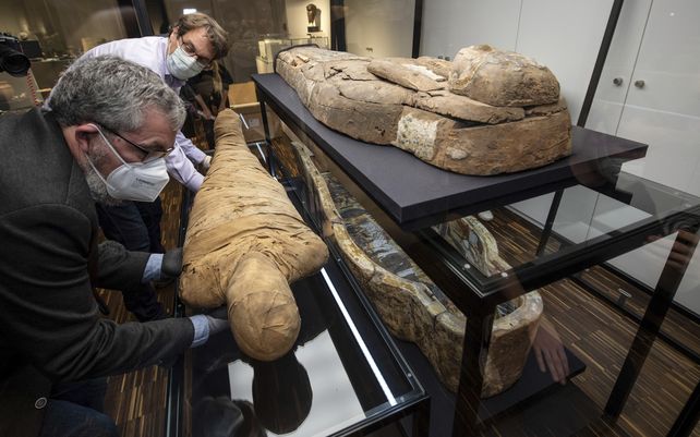 Helge Nieswandt, curador y Achim Lichtenberger, Director del Museo de Arqueología de la Universidad de Muenster, colocan una 