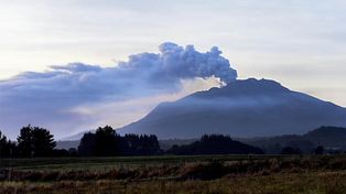 Tercera erupción del Calbuco provoca columna de humo y alerta máxima en Chile