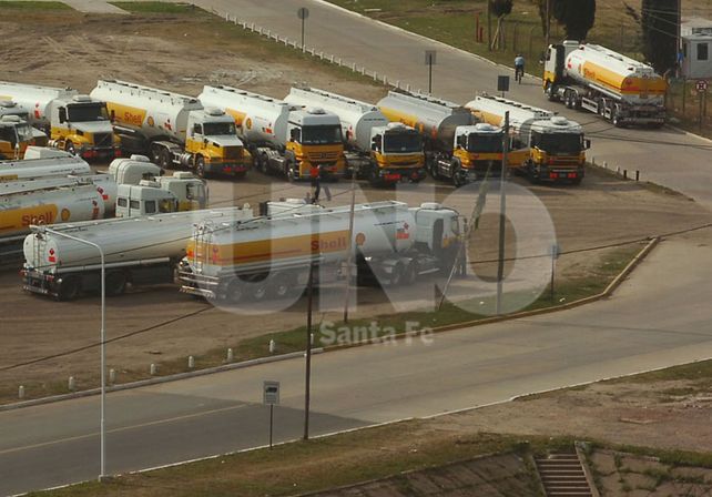 Por un paro de Camioneros, podría faltar combustible el fin de semana