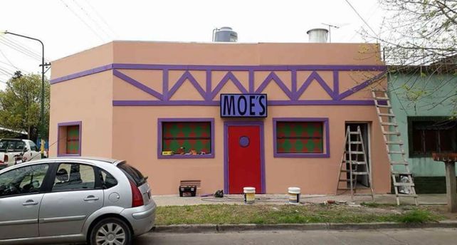 Fanáticos de Los Simpsons, construyeron una casa igual a la taberna de Moe