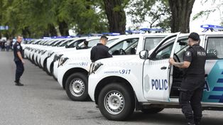 La larga fila de vehículos presentados sobre la avenida Belgrano.