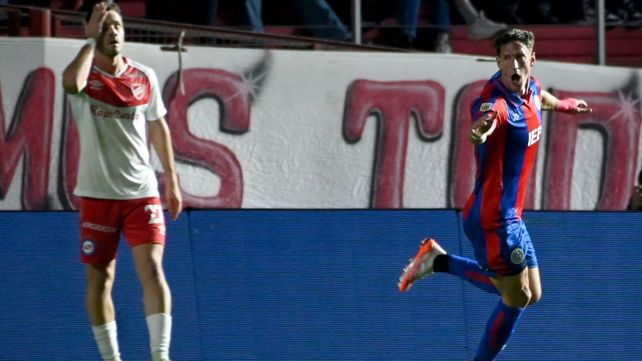 Vombergar festeja y Argentinos se lamenta. El Bicho empataría al final y el San Lorenzo de Miguel Angel Russo pasaría por penales.