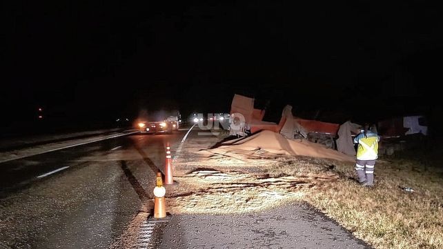 Un conductor borracho volcó la carga de soja en la Autopista Santa Fe Rosario