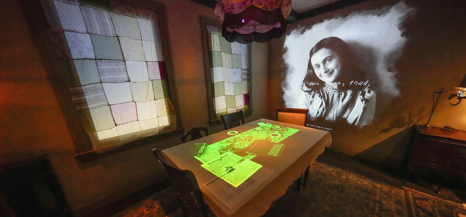 Un retrato de Ana Frank es parte de una réplica de la casa en Ámsterdam donde se escondió, como parte de la inauguración del nuevo pabellón en el Museo Nacional de la Segunda Guerra Mundial en Nueva Orleans, el martes 31 de octubre de 2023. (Foto AP/Gerald Herbert) Un retrato de Ana Frank es parte de una réplica de la casa en Ámsterdam donde se escondió, como parte de la inauguración del nuevo pabellón en el Museo Nacional de la Segunda Guerra Mundial en Nueva Orleans, el martes 31 de octubre de 2023. (Foto AP/Gerald Herbert)