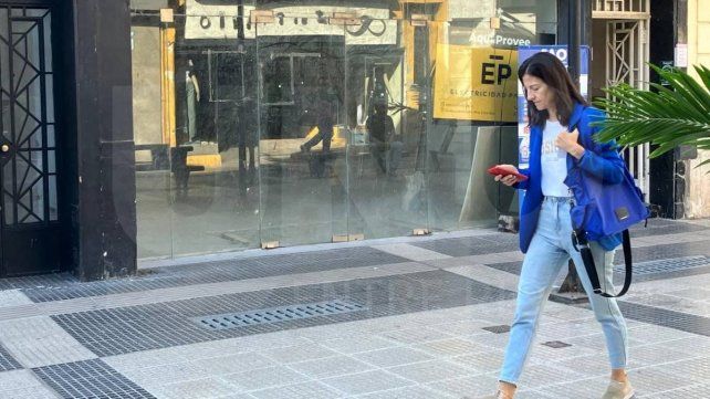 El comercio resiste la recesión: traslados a la periferia y empleados de media jornada
