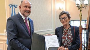 El gobernador de Santa Fe Omar Perotti y la embajadora de España en la Argentina, María Jesús Alonso Jiménez
