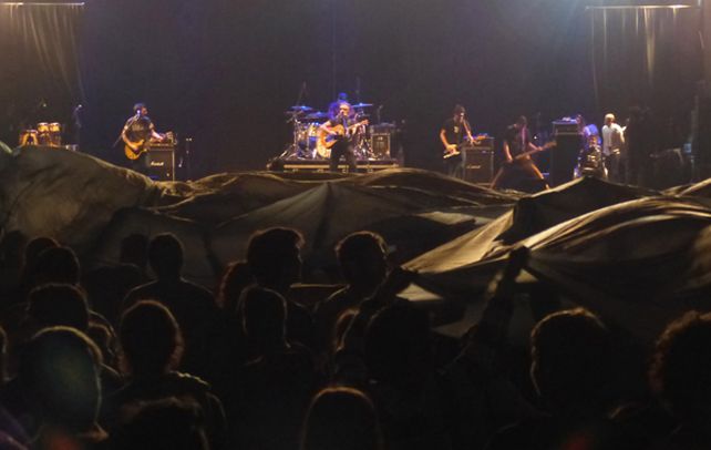 A todo trapo. León Gieco+Infierno 18 cerraron su recital al filo de la medianoche