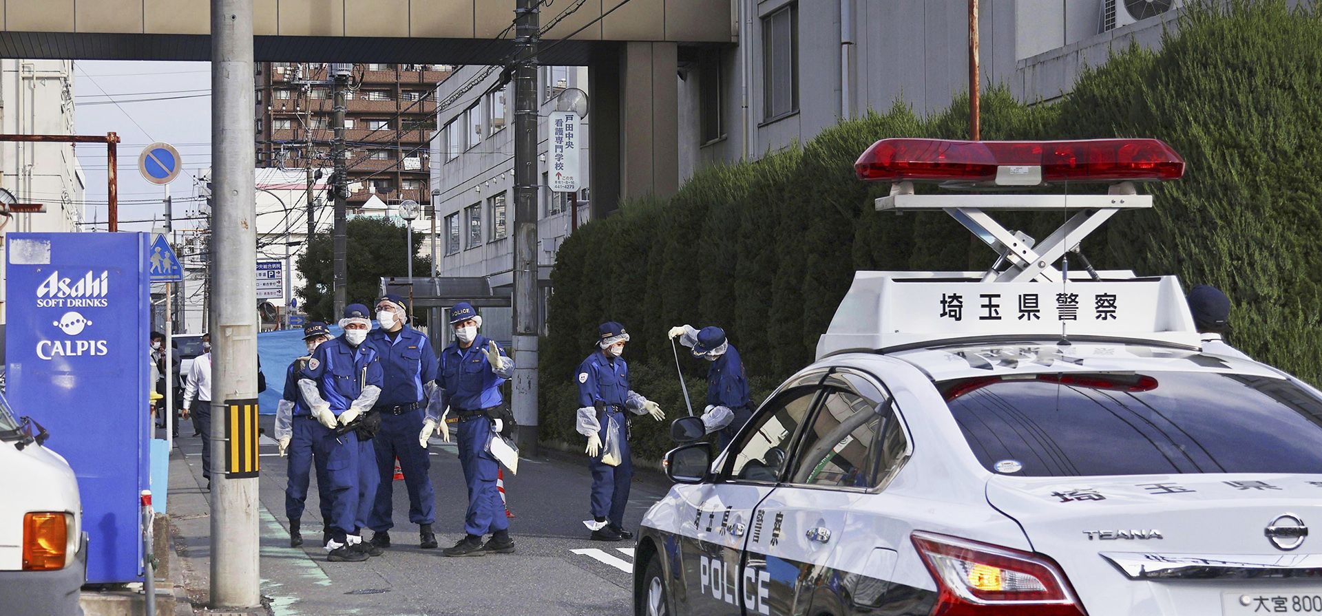 Agentes de policía revisan un área fuera de un hospital después de que algunos hombres resultaron heridos en Toda, al norte de Tokio, el martes 31 de octubre de 2023. El martes, la policía japonesa rodeó una oficina de correos donde estaba escondido un hombre con una pistola, y dijo que el el caso puede estar relacionado con un aparente tiroteo anterior en un hospital cercano en el que dos personas resultaron heridas. (Noticias de Kyodo vía AP) Agentes de policía revisan un área fuera de un hospital después de que algunos hombres resultaron heridos en Toda, al norte de Tokio, el martes 31 de octubre de 2023. El martes, la policía japonesa rodeó una oficina de correos donde estaba escondido un hombre con una pistola, y dijo que el el caso puede estar relacionado con un aparente tiroteo anterior en un hospital cercano en el que dos personas resultaron heridas. (Noticias de Kyodo vía AP)