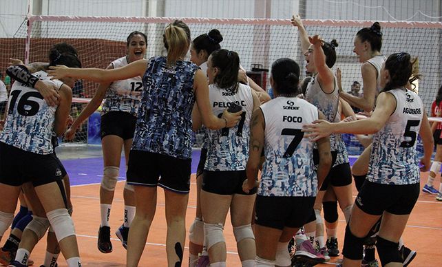 Las chicas de Sonder celebran el ascenso a primera